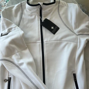 Sport jacka  - Helt oanvänd köpt på J. Lindberg. Fin men var lite stor på mig. 