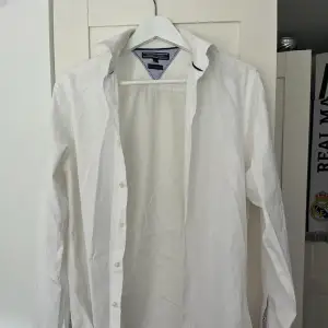 STORRENSNING! Säljer denna Tommy Hilfiger skjorta i jätte fint skick ! 
