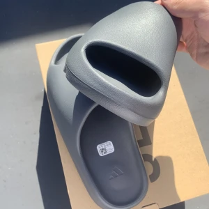 Yeezy slides - Yeezy slides Slate Grey från yeezymonth💸 Skönaste tofflorna som finns men har redan ett par, passar till allt och aldrig använda🤩 Perfekt för tidig höst eller nästa sommar, skriv för fler frågor eller bilder🙌🙌 (authentic)