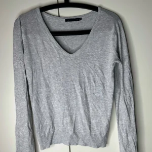 Stickad grå tröja  - Bra skick 