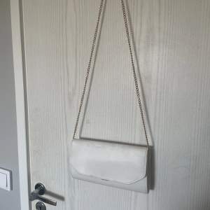 Så fin vit väska ifrån Zalando, köp för ett halvår sedan och är aldrig använd. OBS de är bara en skugga på första bilden den har inga fläckar. Köptes för 250kr💗