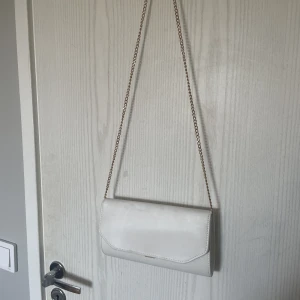 Väska  - Så fin vit väska ifrån Zalando, köp för ett halvår sedan och är aldrig använd. OBS de är bara en skugga på första bilden den har inga fläckar. Köptes för 250kr💗