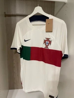 Portugal borta tröja - Helt oanvänd fotbollströja med storlek S, tröjpåse medföljer. Kan fraktas i hela Sverige.😊