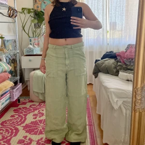 Gröna linnebyxor - Super fina Gröna linnebyxor från zara. Aldrig Användna, går att sprätta upp i benen så de blir längre då de är uppsydda.