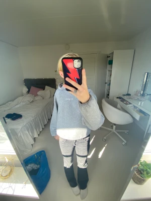 Grå hoodie från Gina Tricot  - Supersnygg grå hoodie från Gina Tricot. Jättebra skick, men säljer för att den inte kommer till användning. Storlek XS men jag skulle säga att den även passar folk i storlek S.💖Pris kan diskuteras 
