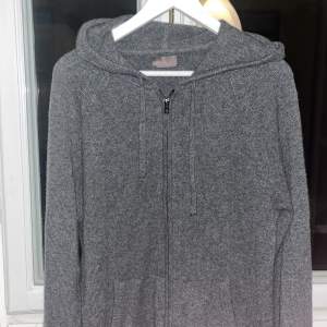 Cashmere zip hoodie från singular society i grymt skick. Använd endast ett par ggr. Storlek M  Pris: 1000