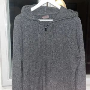 Cashmere zip-hoodie - Cashmere zip hoodie från singular society i grymt skick. Använd endast ett par ggr. Storlek M  Pris: 1000