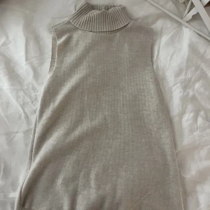 Beige zara topp med hög hals  - Beige topp från Zara i storlek S, aldrig använt❣️