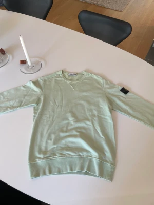 Stone Island Sweatshirt - Stone Island sweatshirt i storlek S. Fint skick, inga hål.