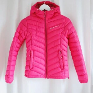 Peak performance jacka XS - (Lånad bild) men säljer även denna fina jacka som inte heller kommer till användning, knappt använd. Önskas bilder så bara skriva.