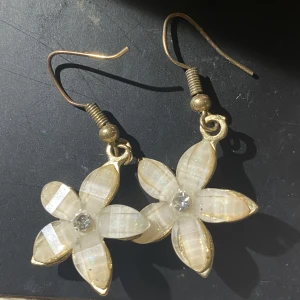 Blom örhängen - Fina örhängen 💕🌸frakt:15kr