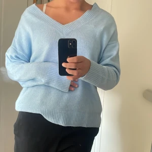 Skön blå stickad tröja - Säljer denna mysiga blå stickade tröjan, den sticks inte och är i bra skick. Den är inte heller nopprig