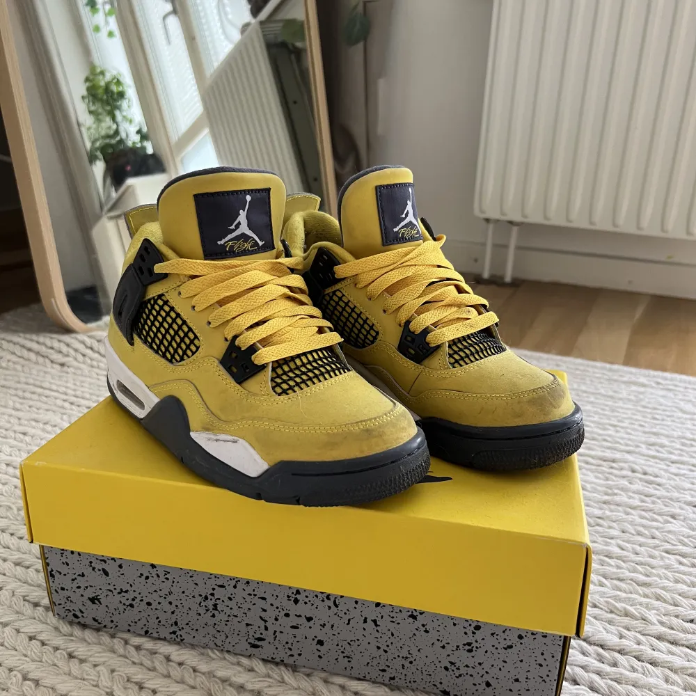 jordan 4 retro lightning, säljer då de inte kommer till användning längre, använda max 10 gånger, lite smutsiga men går absolut att få bort! skriv för fler bilder 💛 pris går att diskuteras. Skor.