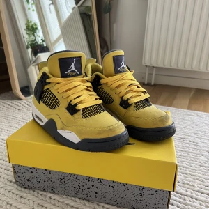 jordan 4  - jordan 4 retro lightning, säljer då de inte kommer till användning längre, använda max 10 gånger, lite smutsiga men går absolut att få bort! skriv för fler bilder 💛 pris går att diskuteras