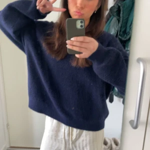 Stickad tröja - Säljer denna stickade tröja från Lindex!! Storlek xl men är absolut inte som det, skulle säga att den är S!💗 