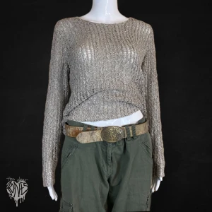 B.Young Tröja  - En grå tröja från B.Young, storlek M. Skyltdockan använder X-Small. Genomskinligt & stretchig material. ⚠️MÅTT: Axel till axel ~37cm, ärmlängd 60cm,m & armhåla till armhåla 49cm 