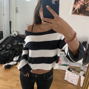Snygg randig långärmad off shoulder topp!! - En snygg jätte skön off shoulder topp från HM med långa och vida ärmar. I storlek S. Super snygg att ha ute eller bara hemma! Perfekt till hösten eller vintern 