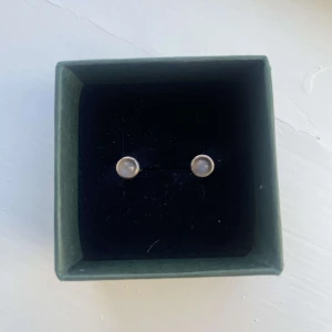 Ole lynggaard örhängen  - Superfina örhängen från Ole lynggaard 💓💕💕 Helt oanvända, köpta för cirka 1700kr 