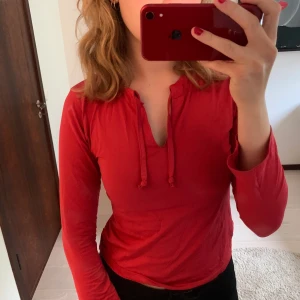 Röd Långärmad Topp - Skön och snygg röd topp, lite sportigt material!