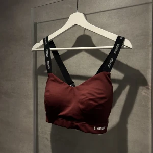Stronger sport-bh - En bekväm röd sport-bh. Väldigt bra skick! Nypris 599kr
