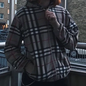 Mönstrad Hoodie - Cool Hoodie som det står ”Burberry” på, dock oklart om den är äkta, därav priset❤️Två mindre fläckar som knappt syns längs dragkedjan, be gärna om bild🫶Storleken är S🤗