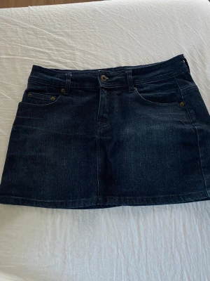 Jeans kjol  - Jätte fin jeans kjol från vila i storlek M men passar S!💕 (pris går att diskutera)