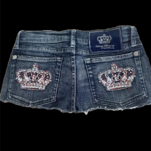 Victoria Beckham shorts - Victoria Beckham jeansshorts med röda och vita rhinestones