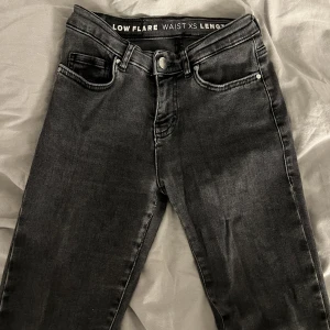 Jeans - Säljer nu mina bootcut ”stentvättade” jeans från carlings då dom inte kommer till användning, väldigt sköna och stretchiga, sparsamt använda, skriv privat för fler bilder eller frågor🥰