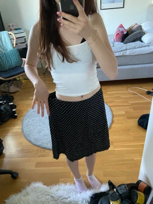 Kjol från åhlens - Säljer denna fina kjolen som sorgligt nog är för stor för mig. 🥰