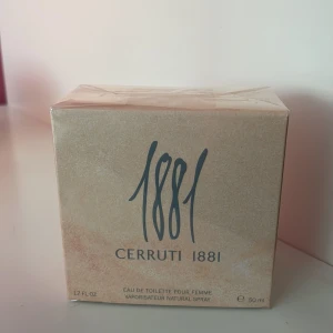 Feminin parfym - En 50 ml helt oöppnad parfym med doften av blommor och en söt kvinnlig doft! 