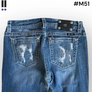 lågmidjade m51 jeans bootcut - MissMe jeans i model Boot 💜 Tag 31W 💜Midja (rakt över) 41cm 💜 Innerben 85cm 💜 Ytterben 105cm 💜 Benöppning 23cm 💜  💜Våra mått blir W=32 och L=33 💜 Men jämför alltid måtten med dina bästa jeans💜