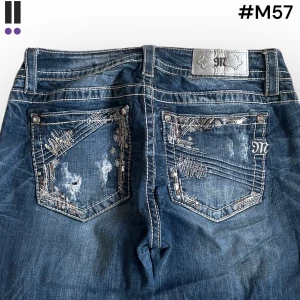 lågmidjde m57 bootcut jeans - MissMe jeans i model Boot 💜 Tag 29W 💜Midja (rakt över) 40cm 💜 Innerben 80cm 💜 Ytterben 107cm 💜 Benöppning 22cm 💜  💜Våra mått blir W=31 och L=31 💜 Men jämför alltid måtten med dina bästa jeans💜M57
