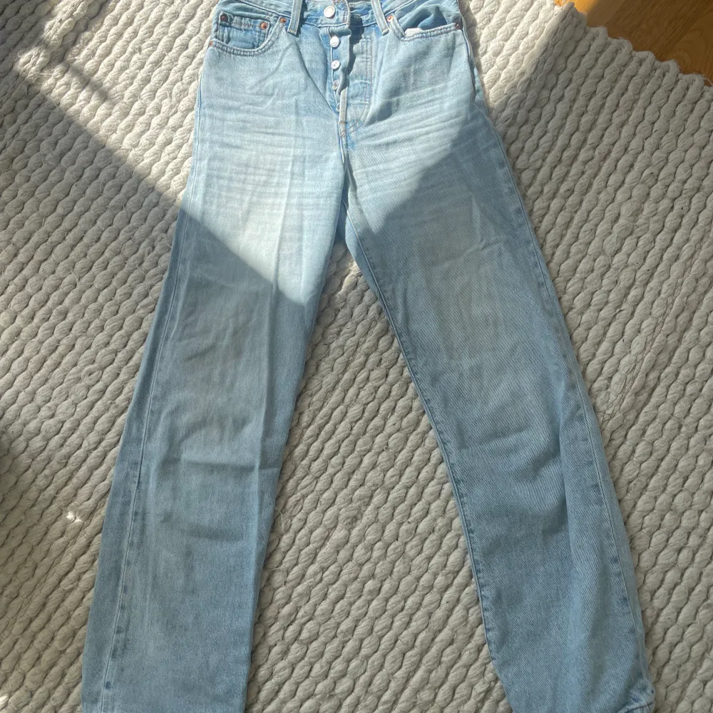 Ett bar riktigt snygga Levis jeans som knappt är använda, dom är high waist och ljus blå! . Jeans & Byxor.