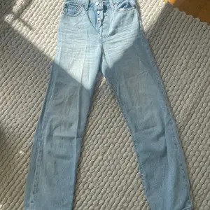 Ett bar riktigt snygga Levis jeans som knappt är använda, dom är high waist och ljus blå! 