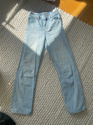 Levis jeans high waist - Ett bar riktigt snygga Levis jeans som knappt är använda, dom är high waist och ljus blå! 