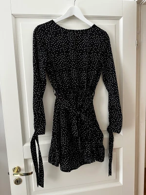 Prickig klänning - Picknick missguided klänning, super bra skick använd få tall gånger!