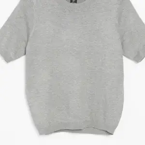 Säljer en grå stickad tshirt, använd fåtal gånger!💞den är också väldigt likt den från zara! 💞köparen står för frakten annars möts jag upp! ❤️❤️ fri frakt för idag💘💘 det är storlek M men passar mig som är S/XS