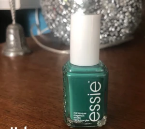 Nagellack från Essie💅 - Så fint naglelack från essie i nummer 894, i en turkos,blå/ grön färg. Oöppnad💕 Nypris 129kr