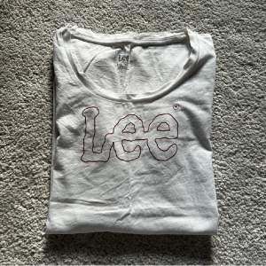 Äkta t-shirt från lee i storlek s. Tunnt material o inga defekter. 💕🙌🏼🤍 använd gärna ”köp nu” ✨🌸💚