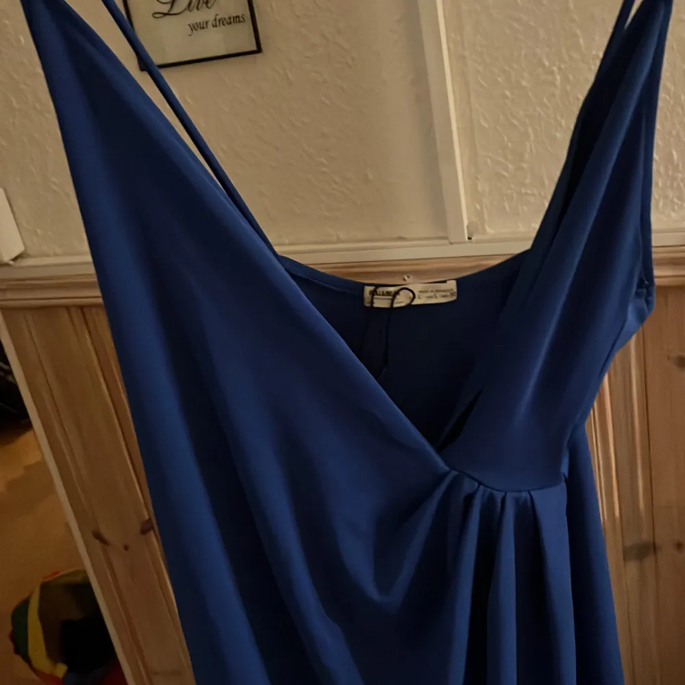 Denna klänning säljer jag eftersom jag aldrig använt den. Den är väldigt bra skick, men kan vara lite kort! Den är mer åt det klarblåa hållet. Klänningar.