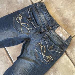 Fina lågmidjade jeans! I fint skick!💘 ( bilder från förra ägaren ) Skriv för fler bilder !❤️❤️