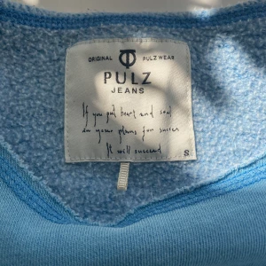  sweatshirt  - Trendig vintage sweatshir t av Puiz jeans märket. Bra skick. Gjord i 80% cotton och 20% polyester. Lite stor i storleken så skulle säga M