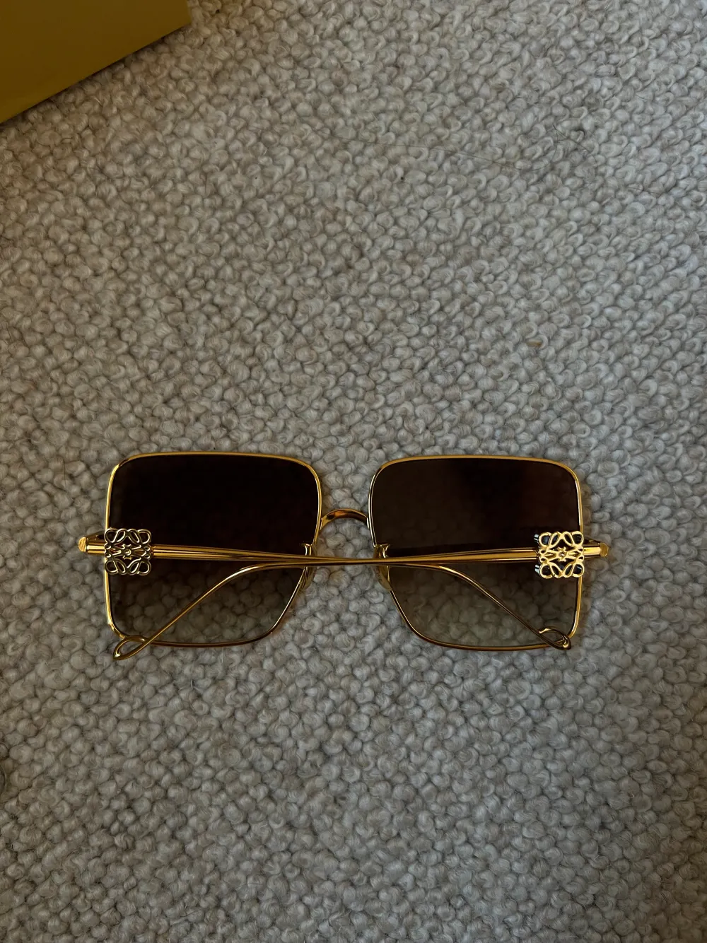 Trendiga solglasögon från Loewe. Accessoarer.