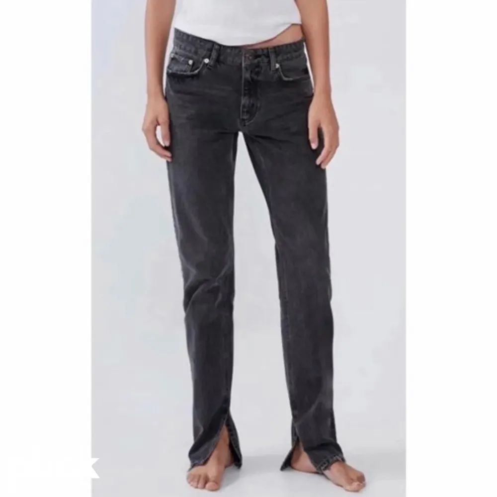 Populära jeans från Zara i Stl 36, lågmidjadeboch bara så snygga. Jeans & Byxor.
