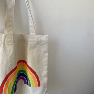 Väska  - Väska köpt på Kappahl för 2 år sedan. Aldrig använt därför jag säljer. Inga defekter alls! 🌈