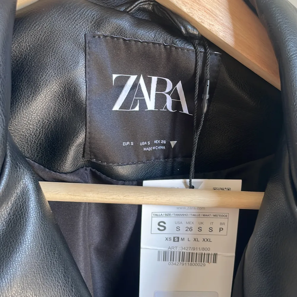 Säljer denna oversized jacka från zara då jag tyckte den inte passa mig, aldrig använt den bara testat jackan, prislappen sitter kvar . Jackor.