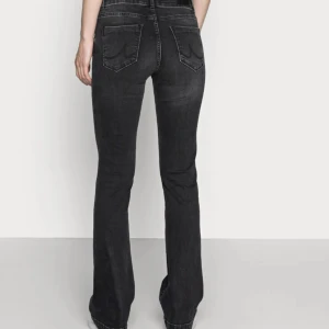 Svarta ltb jeans - Supersnygga svarta low waist bootcut ltb jeans! Säljer mina svarta ltb jeans i modellen fallon då dom tyvärr inte passar mig! Dom har tappat ett bält hål därav priset. Klicka gärna på köp nu! (Kan sänka priset till 350 vid snabb afär)