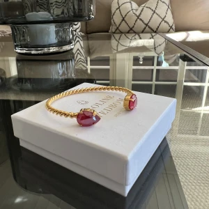 Caroline Svedbom armband - Säljer nu detta fina klassiska armband från Caroline Svedbom som aldrig är använt.   Modell: Mini Drop Bracelet  Plätering: Guld 18K / Rodium  Storlek: Justerbar från 55-70 mm Nypris: 695 kr  OBS: köpare står för frakt. 