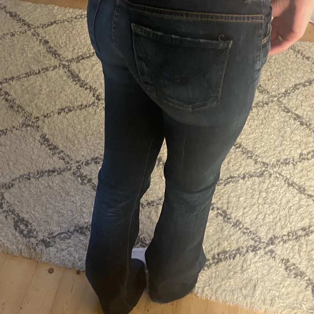 Snygga lågmidjade jeans. Mörkblå och långa på mig som är 172. Lite slitna nertill.  Köpare står för frakten. Hör av er vid frågor eller intresse🙏🏼. Jeans & Byxor.