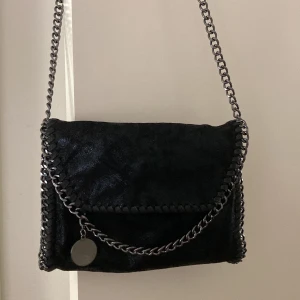 Liknande Stella mccartney - Säljer nu min liknande Stella mccartney väska. Använd fåtal gånger men är i väldigt fint skick.  Köparen står för eventuell frakt. 